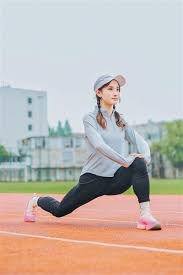 2025年NBA球员总收入排行榜揭晓：库里领跑，詹姆斯紧随其后