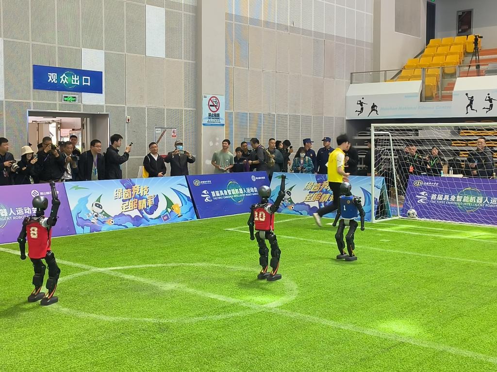 孔帕尼：不关注本菲卡与格雷罗的传闻，任何转会只会内部讨论