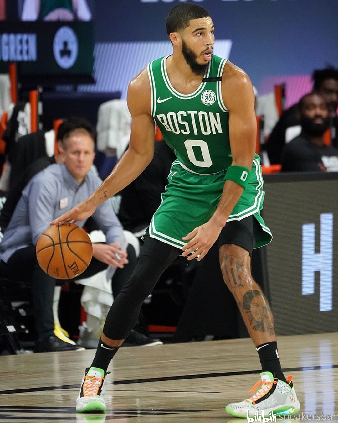 她面对的对 她面对的对